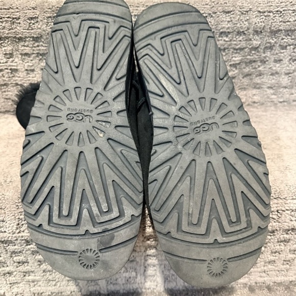 UGGS black Bailey single button size 8, EUC - Picture 5 of 6